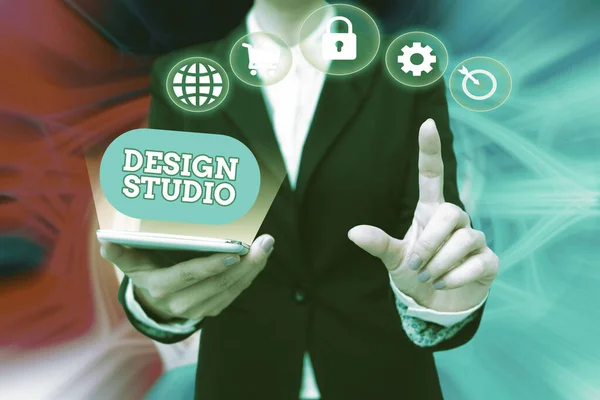 Segno di scrittura a mano Design Studio. Concetto che significa ambiente di lavoro specifico per designer e artigiani Lady In Uniform Holding Phone Premendo il pulsante virtuale Tecnologia futuristica. — Foto Stock