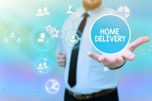 Inspiratie met bord Home Delivery. Zakelijke aanpak Alle kassa-items worden rechtstreeks naar de koper gestuurd Gentelman Uniform Standing Holding New Futuristic Technologies. — Stockfoto