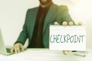 Kontrol Noktası 'nı göster. Gezginlerin güvenlik kontrollerine tabi tutulduğu, avukatların dava işlemlerini açıkladığı, emlak acentesinin mülkiyet teklif ettiği, iş dünyası tanıtımlı giriş.