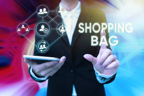 Conceptuele weergave Shopping Bag. Zakelijke aanpak Containers voor het dragen van een individuele bezittingen of aankopen Lady In Uniform Holding Phone Druk op Virtual Button Futuristische Technologie. — Stockfoto