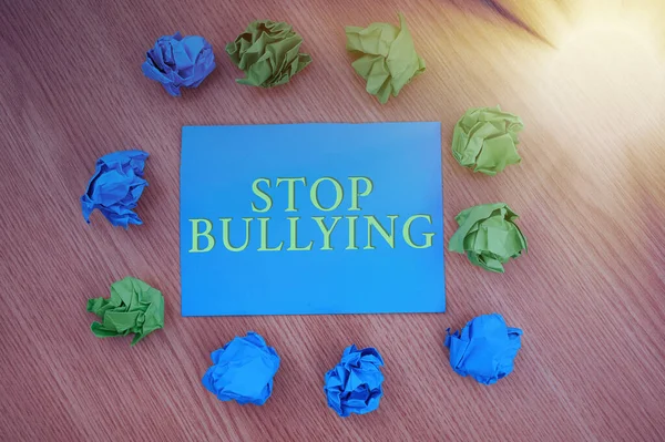 Signo de texto que muestra Stop Bullying. Concepto que significa expresar su campaña contra la violencia hacia las víctimas Coloridos papeles arrugados Patrón circular que rodea la tarjeta en forma de corazón. — Foto de Stock