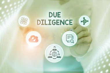 El yazısı tabelası Due Diligence. Üniformalı Bayan Bekleme Tableti Yazma Fütüristik Teknolojileri için diğer işletme mallarına zarar vermekten kaçınma sözü.