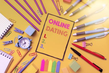 Esinlenmeyi gösteren metin çevrimiçi randevu. Eşleşen İlişkileri Arayan Kavramsal Fotoğraf Görüntü Sohbeti Gösterişli Okul ve Ofis Malzemeleri Parlak Öğretim ve Öğrenme Koleksiyonları