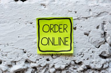 Metin Düzeni Çevrimiçi gösteriliyor. Yeni Parlak Fikirlerin Yaratıcılığı ve İlhamı Yenileyeceğini Düşünerek İnternet üzerinden satıcılardan mal ve hizmet satın almakla ilgili bir söz