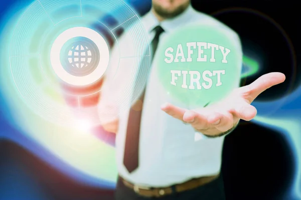 A kézírás a biztonság első jele. Word Written on Kerülje a szükségtelen kockázatot Élő Biztonságos Ügyeljen Gentelman Egységes Álló Holding Új Futurisztikus Technológiák. — Stock Fotó
