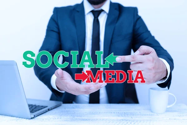 Assinar exibindo mídias sociais. Palavra para canal de comunicação on-line Networking Microblogging Remote Office Trabalho on-line Apresentando plano de negócios e projetos — Fotografia de Stock