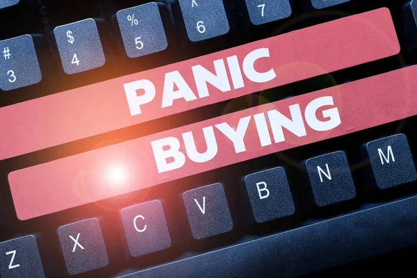 Legenda do texto apresentando Panic Buying. Abordagem de negócios comprando grandes quantidades devido ao medo repentino de vir escassez Redigitação Baixar arquivos de histórico, Digitando formulários de registro on-line — Fotografia de Stock