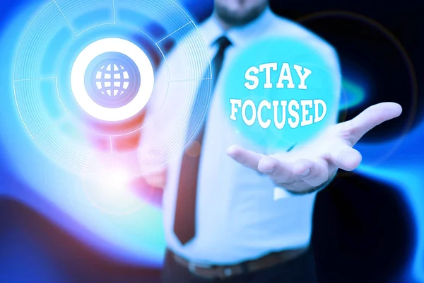 Szöveg megjelenítése Stay Focused. Üzleti bemutató Légy figyelmes Koncentrálj Priorizáld a feladatot Kerüld el a figyelemelterelést Gentelman Uniform Standing Holding Új Futurisztikus Technológiák. — Stock Fotó