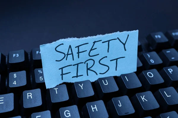 Texte manuscrit Safety First. Signification du concept Éviter tout risque inutile Vivre en toute sécurité Soyez prudent Faites attention Créer des journaux en ligne, taper de nouveaux articles, faire les gros titres — Photo