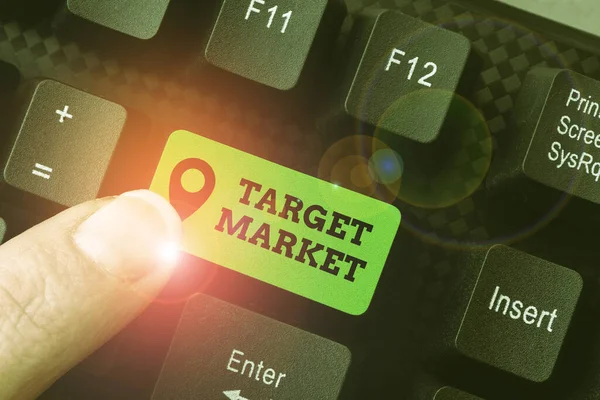 Bildunterschrift: Target Market. Wort für bestimmte Kunden, denen ein Unternehmen sein Marketing widmet Abstract Gathering Investigation Indices Online, Presenting Internet Ideas — Stockfoto