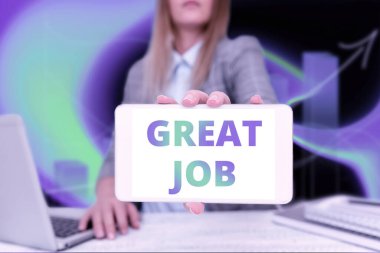 Metin gösterimi yazılıyor Büyük İş. İş yaklaşımı birini çok iyi yaptığı bir şey için övmek için kullanılırdı Ofiste oturan İş Kadını Geleceği Gösteren Mobil Fikirler.