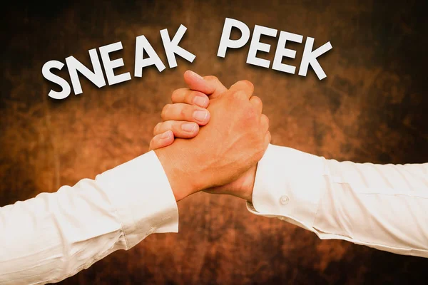 Fogalmi kijelző Sneak Peek. Koncepcionális fotó, hogy mielőtt hivatalosan bemutatták, vagy megjelent a nyilvánosság számára Két professzionális jól öltözött vállalati üzletemberek kézfogás beltéri — Stock Fotó