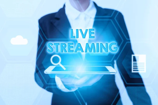 Testo che mostra ispirazione Live Streaming. Parola per la visualizzazione di contenuti audio o multimediali attraverso dispositivi digitali Donna in abito in piedi utilizzando dispositivo che mostra nuove tecnologie virtuali futuristiche. — Foto Stock