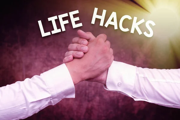 Life Hacks 라는 글자를 쓴다. 효과적으로 활동을 관리하기 위해 채택 된 전략 또는 기술에 대 한 단어 두 프로페셔널 잘 드레싱 기업 핸드 셰이크 인도어 — 스톡 사진