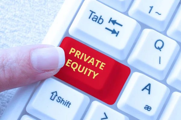 Κείμενο έμπνευσης Private Equity. Business idea limited partnerships composed of funds not public traded Editing And Publishing Online News Άρθρο, Δακτυλογράφηση Visual Novel Scripts — Φωτογραφία Αρχείου