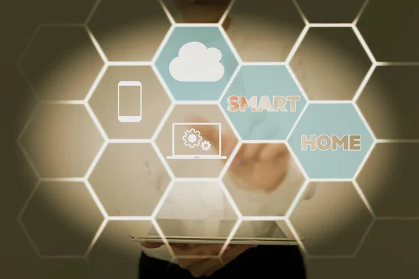 스마트 홈 (Smart Home) 은 다음을 가리킨다. 인터넷 컨셉 (Internet Concept) 장비를 갖춘 집은 원격으로 전화나 컴퓨터 레이디 홀딩 탭 (Holding Tablet Pressing On Virtual Button show Futuristic Tech) 으로 제어 할 수있다. — 스톡 사진