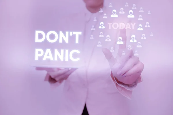 Pokaz koncepcyjny Don T Panic. Pojęcie znaczenie nagle czuć się tak zmartwiony lub przestraszony, że nie można zachowywać Lady Holding Tablet Naciśnięcie na wirtualny przycisk Wyświetlanie Futurystyczny Tech. — Zdjęcie stockowe