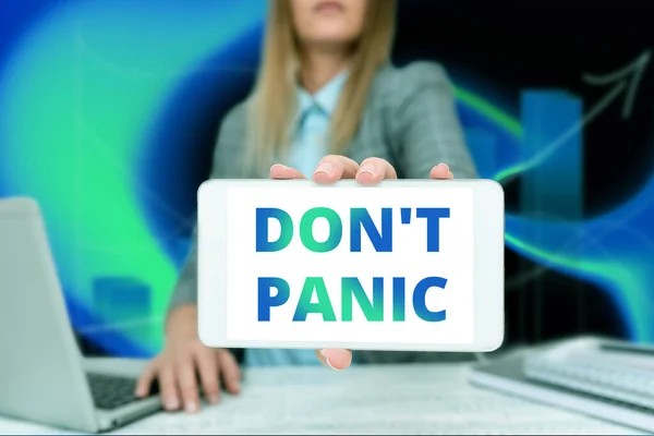 Ręczny napis Don T Panic. Koncepcyjne zdjęcie nagle czuje się tak zmartwiony lub przestraszony, że nie można zachowywać Business Woman siedzi w biurze gospodarstwa Mobile Wyświetlanie futurystycznych pomysłów. — Zdjęcie stockowe