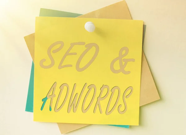 Conceptuele weergave Seo en Adwords. Zakelijk overzicht ze zijn de belangrijkste tools componenten van Search Engine Marketing Kleurrijke papieren notities samen gestapeld en vastgepind op de muur. — Stockfoto