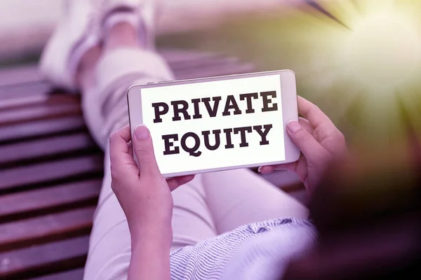 Znak firmowy Private Equity. Słowo Wpisany na komandytowo partnerstwa składające się z funduszy niebędących przedmiotem obrotu publicznego Voice And Video Calling Capabilities Łączenie ludzi razem — Zdjęcie stockowe