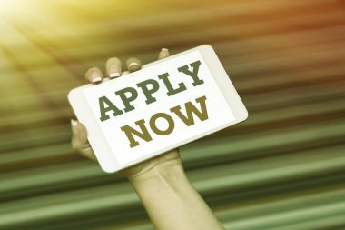 Şimdi Uygula 'yı gösteren metin işareti. Yazılı olarak bir şey talep edildiğinde ya da Ses ve Görüntü Arama Yeteneği göndererek insanları bir araya getirerek yazıldı