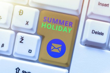 Kavramsal gösterim Yaz Tatili. İnternet Konsepti, gevşeme ve eğlenceli yazma, ilginç çevrimiçi konular, Daktilo Ofisi Bildirimleri için yazın özel zaman aralığı