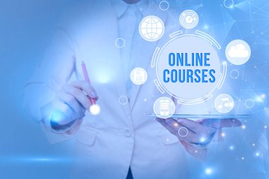 Çevrimiçi Kursların Kavramsal Görünümü. Sanal Görüntü Sanal Arayüzüne Dokunan İnternet İş Kadını üzerinden yürütülen bir eğitim kazanma kavramı.