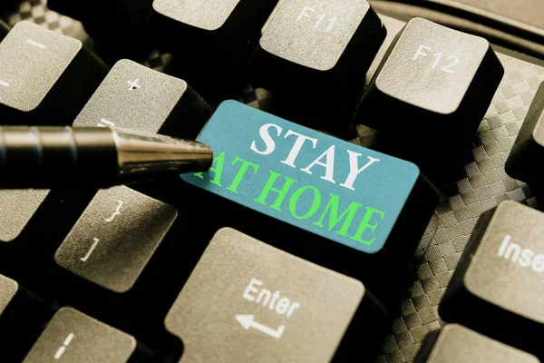 Handgeschriebenes Schild Stay At Home. Geschäftsansatz Bewegungskontrolle, die den Einzelnen daran hindert, öffentlich bloßgestellt zu werden Abstract Typing New Business Slogan Message, Writing Market Strategies — Stockfoto