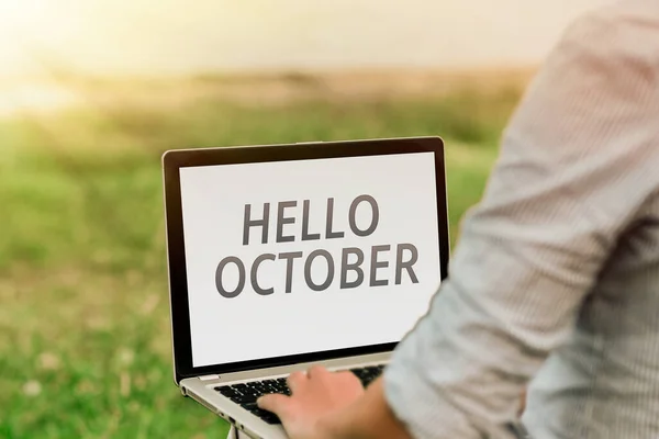 Handschriftliches Zeichen Hallo Oktober. Business-Grußwort bei der Begrüßung des 10. Monats des Jahres Sprach- und Videotelefonie-Fähigkeiten, die Menschen miteinander verbinden — Stockfoto
