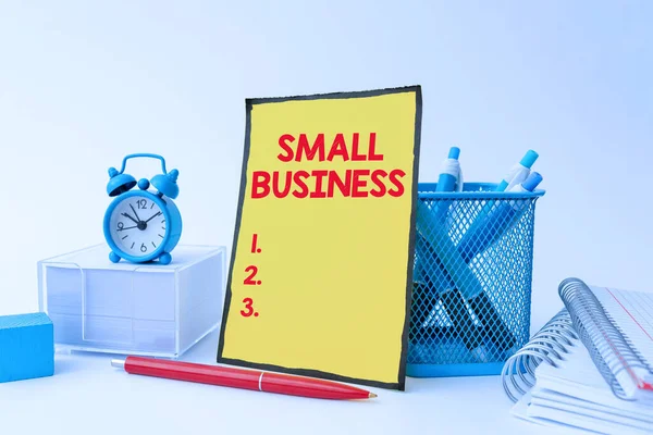 Tekenen tonen Small Business. Zakelijke aanpak een geïndividualiseerd bedrijf bekend om zijn beperkte omvang Tidy Workspace Setup Writing Desk Tools en Equipment Time Management — Stockfoto