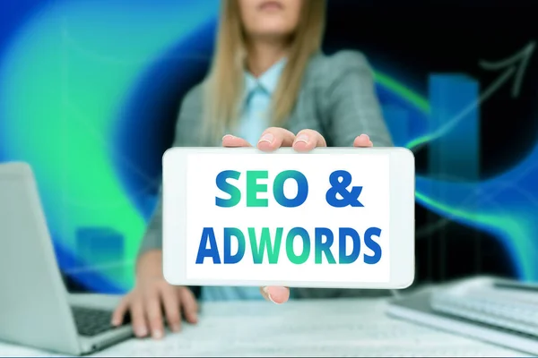 Εννοιολογική απεικόνιση Seo και Adwords. Word for they are main tools components of Search Engine Marketing Business Woman Sitting In Office Holding Κινητό Εμφάνιση φουτουριστικές ιδέες. — Φωτογραφία Αρχείου