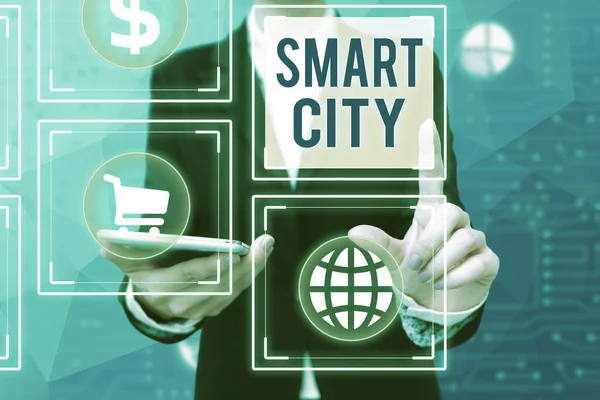 Kézírás jel Smart City. Üzleti koncepció olyan városi terület, amely kommunikációs technológiákat használ az adatgyűjtéshez Lady In Uniform Holding Phone Pressing Virtuális gomb Futurisztikus technológia. — Stock Fotó
