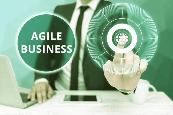 Yazı başlığı Agile Business 'ı temsil ediyor. Piyasaya hızlıca uyum sağlama anlamına gelen kavram, İşadamı Oturan Dizüstü bilgisayar ve Geleceği Gösteren Telefon Teknolojisi eğilimi.. — Stok fotoğraf