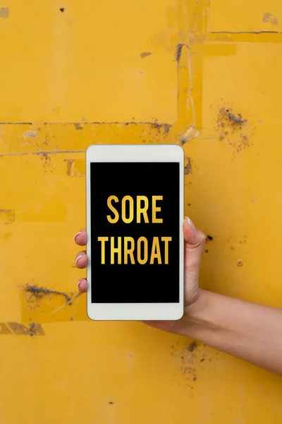 Segno di scrittura a mano Sore Throat. Concetto di business Infiammazione della faringe e fauce causata da un'irritazione Voce e capacità di videochiamata che collegano le persone insieme — Foto Stock