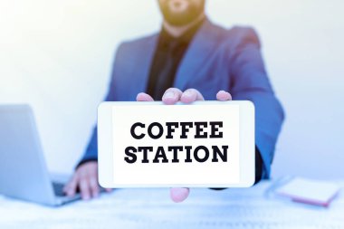 Kavramsal manşet Kahve İstasyonu. İşletme genel olarak sıcak içecekler sunan küçük, gayri resmi bir restoran. Tech Guru Yeni Geliştirilmiş Cihaz Satıyor, Öğretmen Telefona el koyuyor.