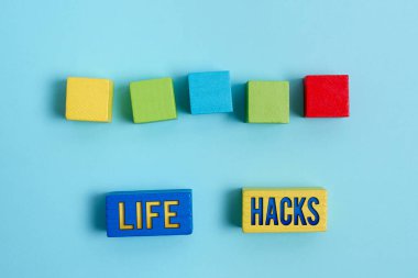 Hayat Hackerlarını gösteren bir tabela. Çoklu Renkli Yüzey Üzerine Etkili Küp Örnekleme Kutuları Yığını Etkili bir şekilde yönetmek için kullanılan strateji veya teknik kavramını kabul et