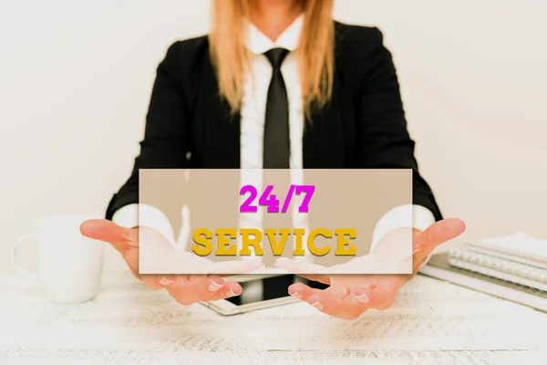 Szöveg felirat bemutatása 24 Or7 Service. Üzleti áttekintés, amely mindig rendelkezésre álló segítséget nyújt vállalati üzleti adatok bemutatásához, vállalati problémák megvitatásához — Stock Fotó