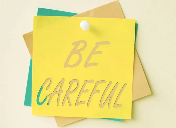 Handschrift tekst Wees voorzichtig. Zakelijke aanpak ervoor te zorgen van het vermijden van potentieel gevaar ongeluk of schade Kleurrijke papieren notities samen gestapeld en vastgepind op de muur. — Stockfoto