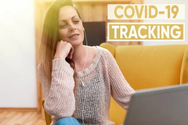 Skriva visning av text Covid 19 Tracking. Business showcase Utmärkande process för möjliga infekterade individer Bläddra och chatta i sociala medier, Söka och titta på videor — Stockfoto