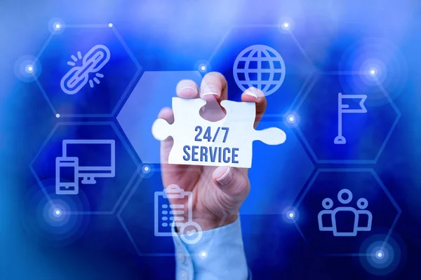 Schrijven met tekst 24 Or7 Service. Word Written on providing an assistance that is available all the time Hand Holding Jigsaw Puzzle Piece Unlocking New Futuristic Technologies. — Stockfoto