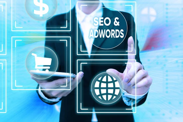 Εννοιολογική απεικόνιση Seo και Adwords. Εννοιολογική φωτογραφία είναι τα κύρια συστατικά εργαλεία της μηχανής αναζήτησης Marketing Lady σε ομοιόμορφη εκμετάλλευση τηλέφωνο πατώντας Virtual Button φουτουριστική τεχνολογία. — Φωτογραφία Αρχείου