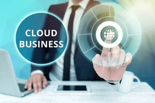 Cloud Business 'ı sunan metin başlığı. Kullanıcılara sunulan hizmetlerin internet üzerinden sunulduğu iş görüşü: İşçi Adam Oturan Dizüstü bilgisayar ve Geleceği gösteren Telefon Teknolojisi. — Stok fotoğraf