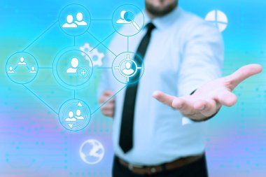 Üniformalı Adam Yeni Gelecek Teknolojileri İçin El Ele Tutuşuyor. Gentelman Yeni Yenilikçi Kavramları Taşıyan Palmiyeleri Uzatıyor.