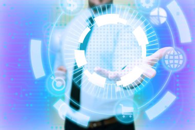 Üniformalı Adam Yeni Gelecek Teknolojileri İçin El Ele Tutuşuyor. Gentelman Yeni Yenilikçi Kavramları Taşıyan Palmiyeleri Uzatıyor.