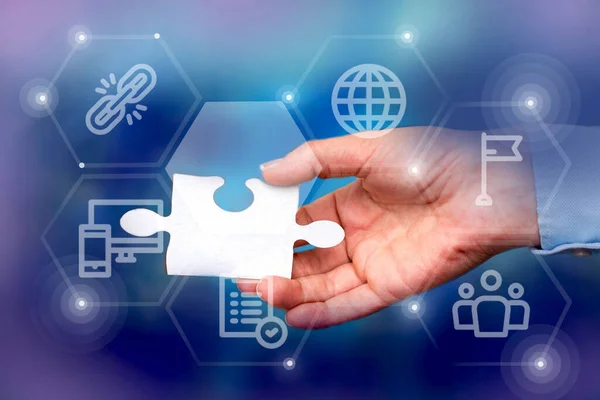 Hand Holding puzzel puzzelstuk Het ontgrendelen van nieuwe futuristische technologieën. Palm Draging Puzzels Deel Weergave Oplossen van late innovatieve virtuele ideeën. — Stockfoto