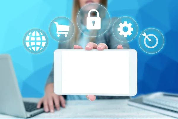 Lady in Office Uniform Holding Phone Presenteren van nieuwe ideeën, Zakelijke vrouw zit aan de balie met laptop uitvoeren van mobiele weergeven van nieuwe futuristische technologieën. — Stockfoto