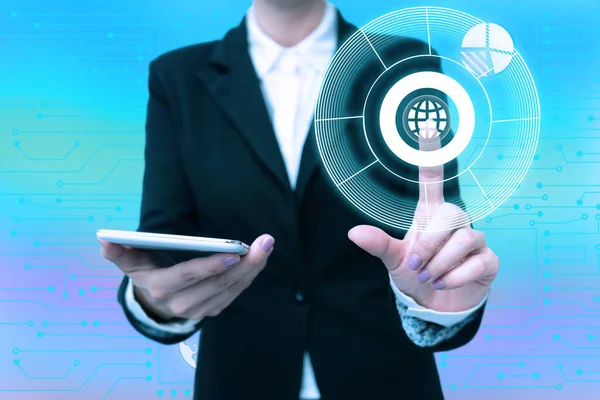 Lady In Uniform stående håller telefonen i handen trycker Virtual Globe Knapp, Bussiness Woman bär mobil Poining för nya futuristiska tekniker. — Stockfoto