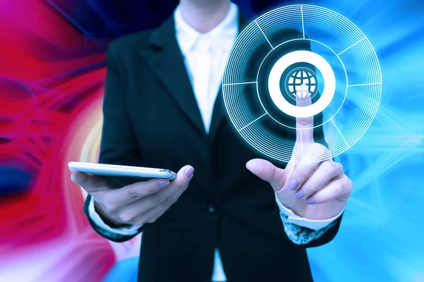 Dama en uniforme de pie sosteniendo el teléfono en la mano presionando el botón virtual del globo, la mujer ocupada llevando poining móvil para las nuevas tecnologías futuristas. — Foto de Stock