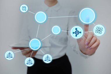 Üniformalı kadın elinde tabletle sanal düğmeye basıyor. Tampon Taşıyan İş Kadını Yeni Fütürist Teknolojileri Gösteriyor.