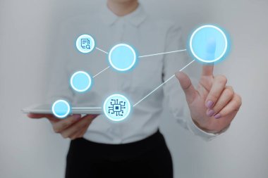 Üniformalı kadın elinde tabletle sanal düğmeye basıyor. Tampon Taşıyan İş Kadını Yeni Fütürist Teknolojileri Gösteriyor.